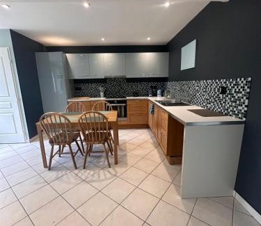 Saint-Maurice-de-Remens Apartamento | Petite maison de village 2