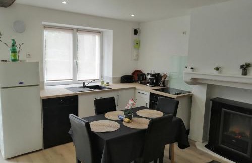 Le Bourgneuf-la-Foret Apartamento | Petite maison de bourg