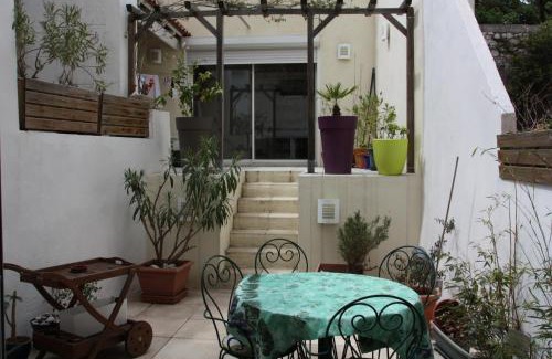 Vauban Casa | PETITE MAISON D'HÔTE et SON PATIO au PIED DE NOTRE-DAME