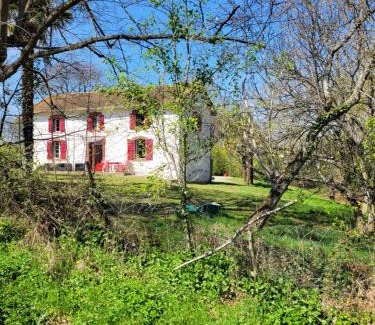 Villefranque Cama Y Desayuno | Petite maison dans les bois