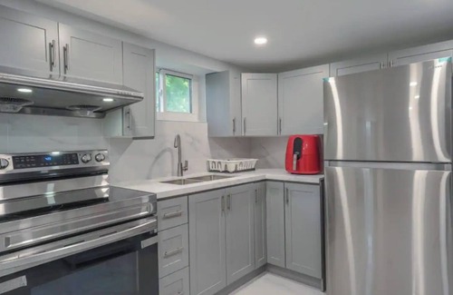 Niagara Falls Cabaña | Petite Paradise! A Beautiful Home In Niagara Falls For Vacation Stay!