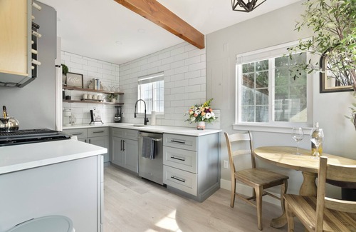 Puyallup Cabaña | Petite Perfection, Bungalow in the heart of Puyallup.