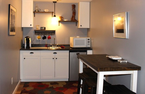 Englewood Apartamento | Petite Retreat with Kitchenette and Private Entrance