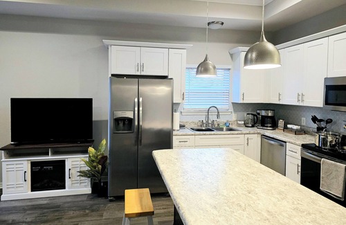 Northeast Pensacola Casa | Petite Stay - Private 2bed/2bath house 4 min from Pensacola Airport with WiFi/AC