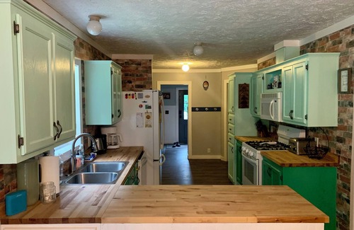 Petoskey Casa | PETOSKEY - SPACIOUS GETAWAY, HOT TUB, POOL TABLE, FALL COLORS, BEACHES, SKIING
