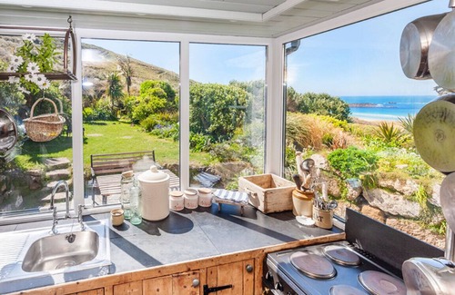 Sennen Cove Cabaña | Petra, Beach Cottage, Great Sea Views, Garden