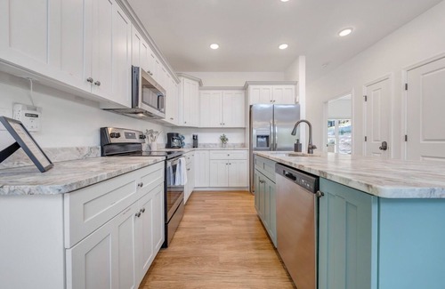 Goodview Casa | Pets, Lake, Dock, Fire Pit, Kayaks, and SUP