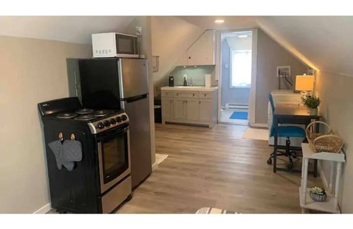 Norway Apartamento | Pets OK - In Unit Free Laundry, Attic Apartment - Cute and Clean.