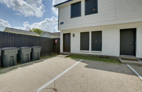 Humble Casa | Pets Welcome! Humble Townhome 4 Mi to Airport