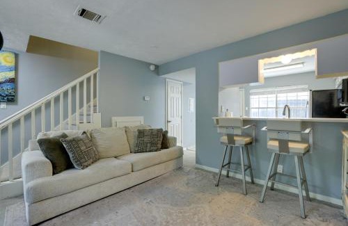 Humble Casa | Pets Welcome! Humble Townhome 4 Mi to Airport