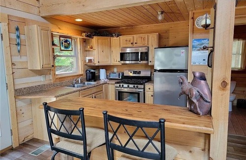 Hays Cabina | PETS WELCOME Whitetail Chalet: Your Mountain Adventure Base Near Stone Mountain!