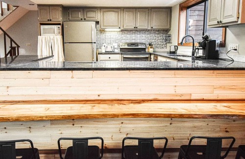Mount Jackson Chalet De Esquí | Pets? YES! 🐕 Resort Passes ★ Hot Tub ★ Sauna ★ Fast Wi-Fi ★ King Beds ★ Views