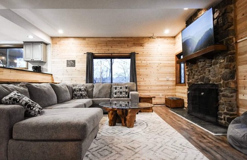 Mount Jackson Chalet De Esquí | Pets? YES! 🐕 Resort Passes ★ Hot Tub ★ Sauna ★ Fast Wi-Fi ★ King Beds ★ Views