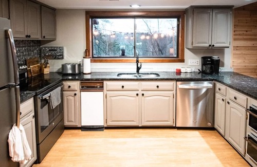 Mount Jackson Chalet De Esquí | Pets? YES! 🐕 Resort Passes ★ Hot Tub ★ Sauna ★ Fast Wi-Fi ★ King Beds ★ Views