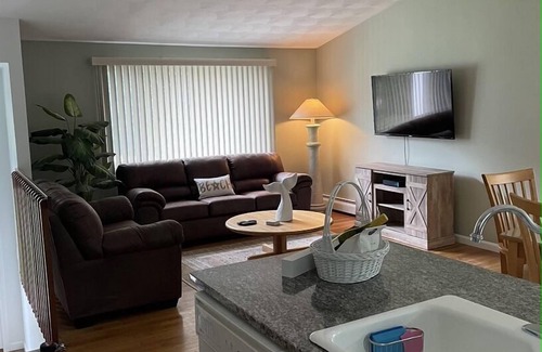 Saunderstown Casa | Pettaquamscutt Lake - 4 Bedroom, 2 Full Bath, Central Air