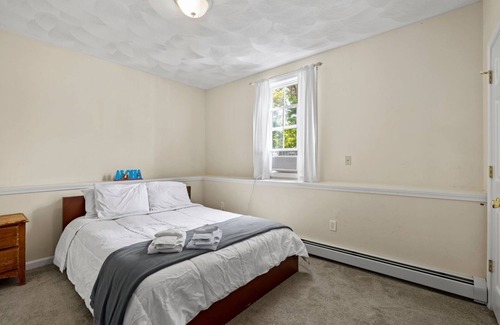 Saunderstown Casa | Pettaquamscutt Lake - 5 Bed, 2 Full Bath, Spacious and Ready to Rent!