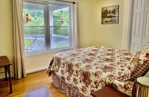 Sugar Grove Cabina | Petting Zoo * Fire Pit * HOT TUB: 9 Acre farmhouse