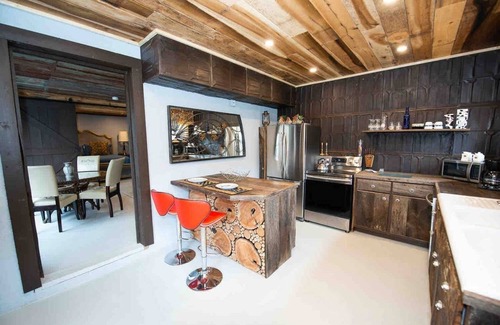 Sugar Grove Cabina | Petting Zoo! Hot Tub, Fire Pit, Ziplines, Trout Stream & Trails