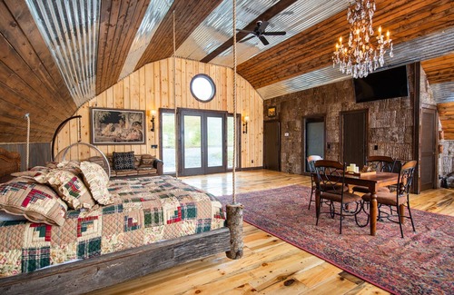 Sugar Grove Cabina | Petting Zoo & Ziplines, HOT TUB,1000+ ft Trout creek & HUGE Slip n Slide!