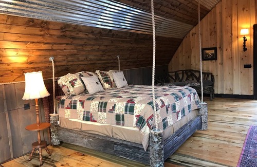 Sugar Grove Cabina | Petting Zoo & Ziplines, HOT TUB,1000+ ft Trout creek & HUGE Slip n Slide!