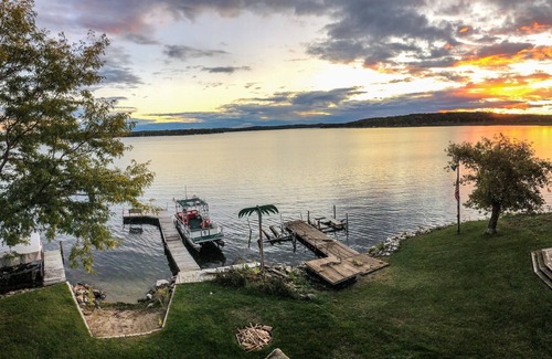 Colgate Casa | Pewaukee lake Sunset Lodge- sleeps 16 + (New, lower temps- lower prices)