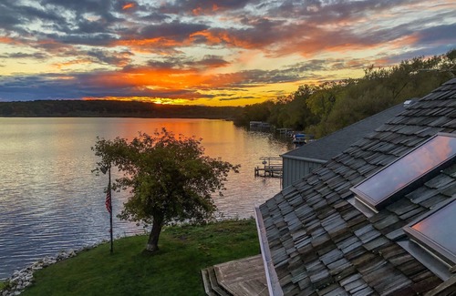 Colgate Casa | Pewaukee lake Sunset Lodge- sleeps 16 + (New, lower temps- lower prices)
