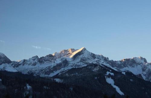 Garmisch-Partenkirchen Casa | Pfeiffer Alm am Sonnenhang mit Blick auf die Zugspitze