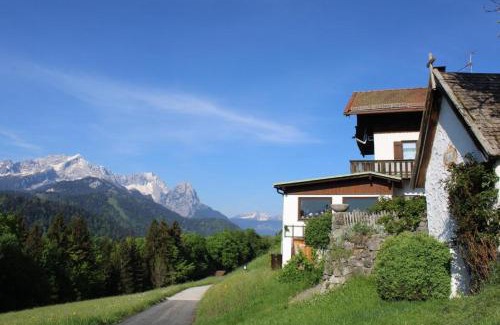 Garmisch-Partenkirchen Casa | Pfeiffer Alm am Sonnenhang mit Blick auf die Zugspitze