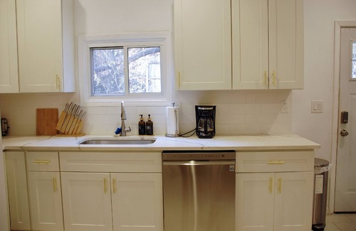 East Liberty Apartamento | PGH Delight - 2B/1B, ALL NEW w/ Free Street Parking, Perfect for family vacation