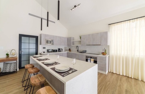 Worthing Apartamento | PH2 - Luxury Oceanview 2BR Penthouse w/Rooftop Pool directly opp. Worthing Beach