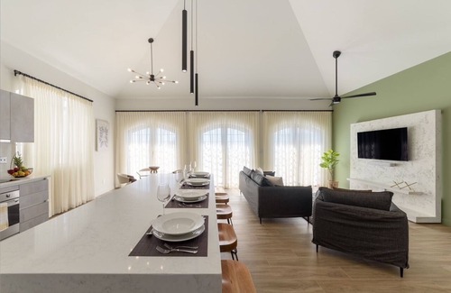 Worthing Apartamento | PH2 - Luxury Oceanview 2BR Penthouse w/Rooftop Pool directly opp. Worthing Beach
