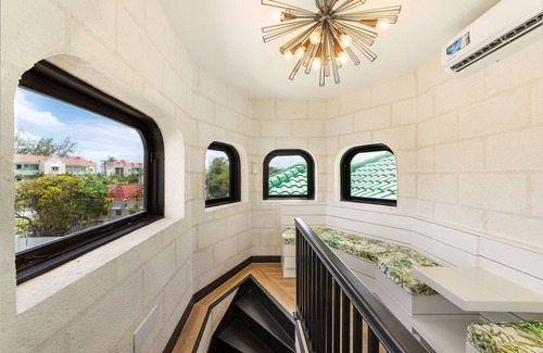 Worthing Apartamento | PH2 - Luxury Oceanview 2BR Penthouse w/Rooftop Pool directly opp. Worthing Beach