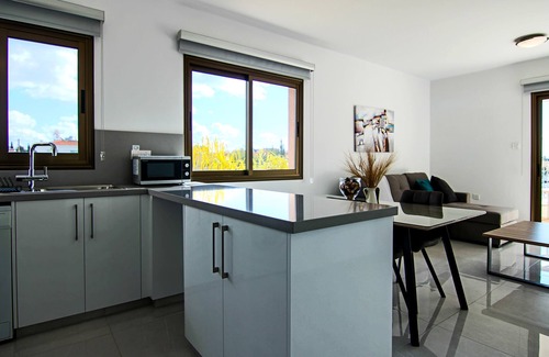 Universal Condominio | Phaedrus Living: CityView Luxury Flat Georgos 203