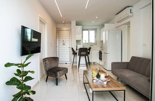 Paphos Apartamento | Phaedrus Living: Seaside Executive Flat Harbour 101