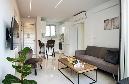 Paphos Apartamento | Phaedrus Living: Seaside Executive Flat Harbour 101