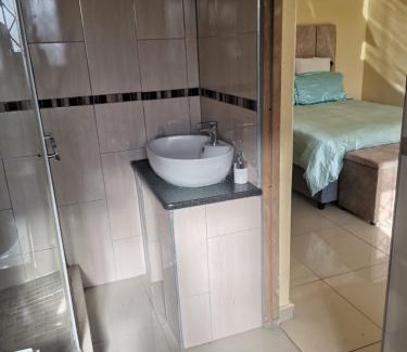Kingsborough Cama Y Desayuno | Phakathi Lifestyle Village Umnini