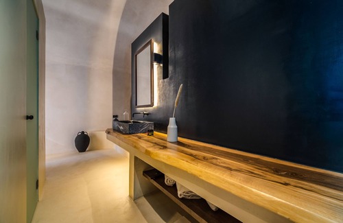 Pyrgos Casa | Phaos 1870 A Restored Winery