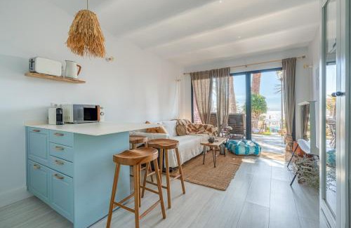 Playa del Aguila Apartamento | PHARUS retro beach home New Heated Pool