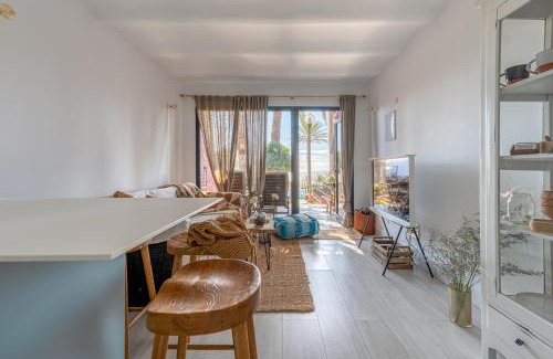 Playa del Aguila Apartamento | PHARUS retro beach home New Heated Pool