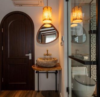 Hang Bo Apartamento | Phen Art House, Artistic Living in the Heart of Old Quarter