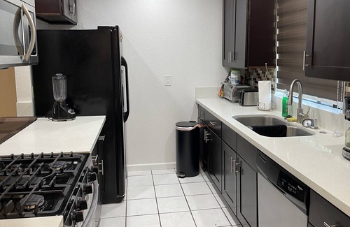 Downtown Apartamento | Phenomenal 2BD 2Bath 2-parking Apartment in the heart of Glendale