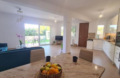 Skala Oropou Casa | Philoxenia Home Oropos/Just Moments from the Sea