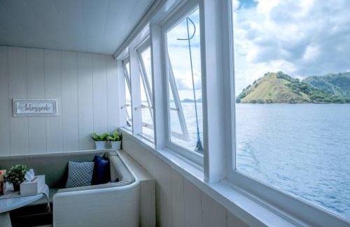 Labuan Bajo Alquiler De Eote | Phinisi charter in Labuan Bajo
