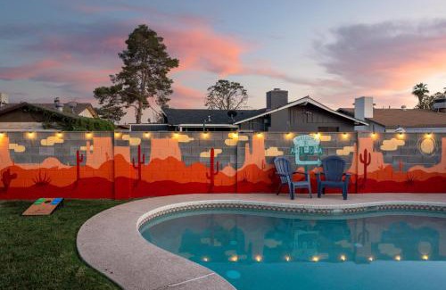 North Mountain Apartamento | Phoenix Getaway, Poolside Oasis, & Tesla Charger