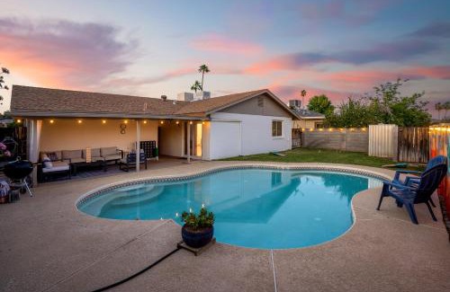 North Mountain Apartamento | Phoenix Getaway, Poolside Oasis, & Tesla Charger