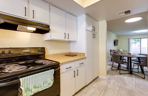 Lake Biltmore Village Condominio | Phoenix Home: Pool, Hot Tub & Near Spring Training