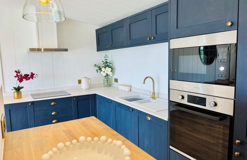 Hawton Cabina | Phoenix Lodge - 2 ensuite bedrooms, lakeside view