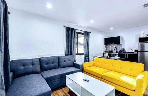 Downtown Phoenix Casa | Phoenix Retreat - 1 Bedroom King Suite with 2 Smart TVs - 10 min from Airp - Unit B