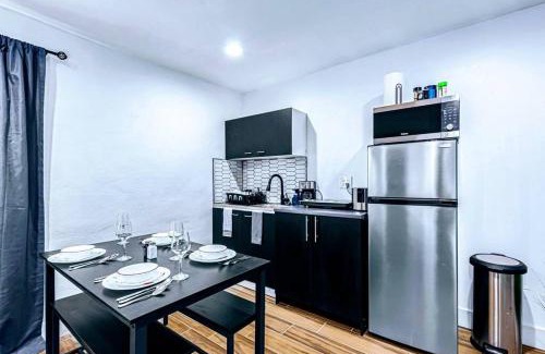 Downtown Phoenix Casa | Phoenix Retreat - 1 Bedroom King Suite with 2 Smart TVs - 10 min from Airp - Unit B
