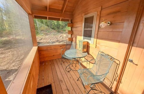 Hovland Cabina | Phoenix Rising Off-Grid Amish crafted log cabin near the BWCA & SHT - Sled Dogs!